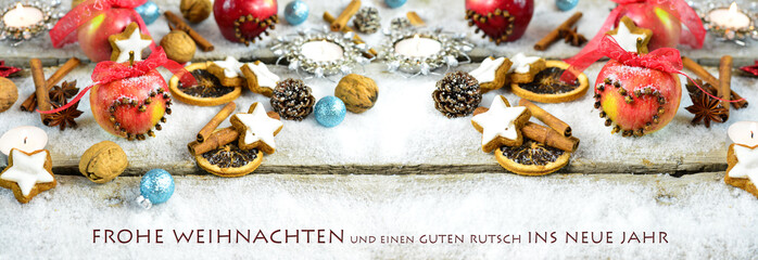 weihnachtliches Panorama mit Äpfeln, Plätzchen und co.