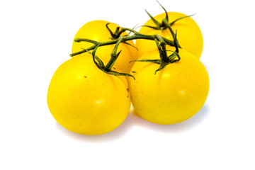 Gelbe Rispentomaten tomaten tomate rispentomate isoliert freigestellt auf weißen Hintergrund,...