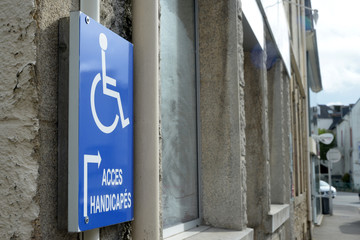 Panneau indiquant un accès handicapé