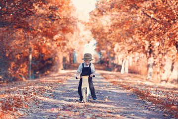 Rollerfahren im Herbst