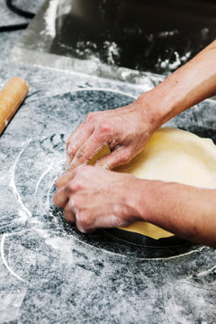 p&acirc;tissier pr&eacute;pare une pate &agrave; tarte