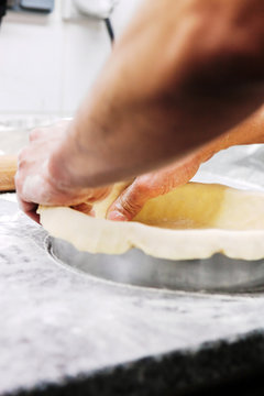 p&acirc;tissier pr&eacute;pare une pate &agrave; tarte
