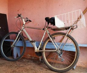 Fototapeta na wymiar Old and used bicycle
