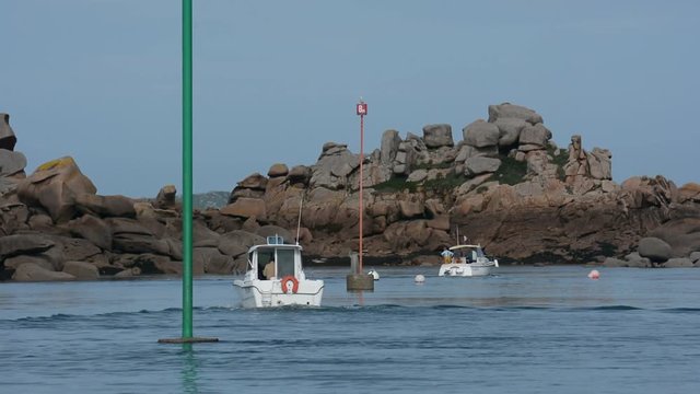 Deux bateaux qui sortent du port de Ploumanach en Bretagne