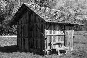 Nostalgisches alte Scheune mit Holzbank in schwarz-weiß Optik