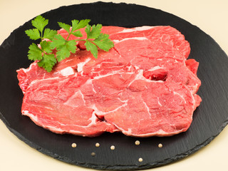 entrecôte de boeuf crues sur ardoise