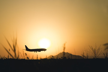 avión aterrizaje atardecer