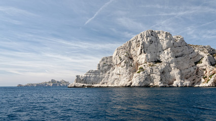 Fototapeta na wymiar White cliffs overviewing the Mediterranean Sea