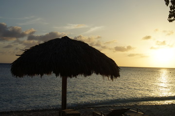 Sonnenschirm im Sonnenuntergang