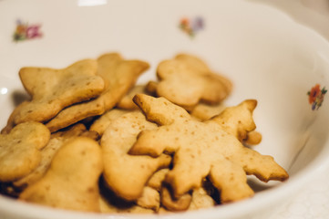 Plätzchen ausstechen in der Weihnachtsbäckerei
