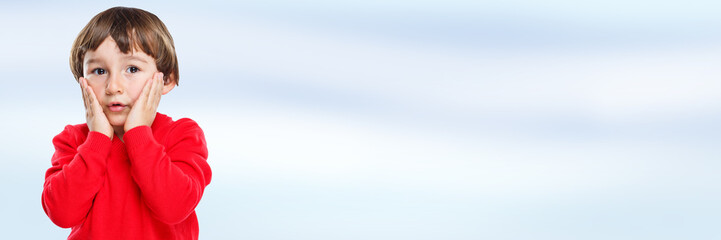 Kind Junge Angst Sorge erstaunt Entsetzen Schock Banner Textfreiraum Copyspace