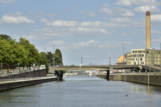 Le canal maritime de Bruxelles avec le pont Van Praet et l'incinérateur 