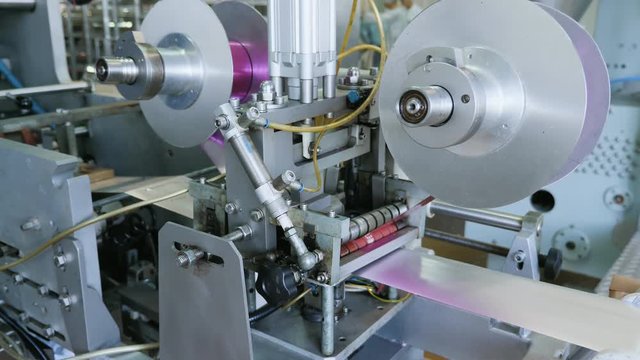 Machine for the production of products made of foil or metal. Machine for manufacturing products