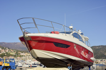 Motoscafo in riparazione