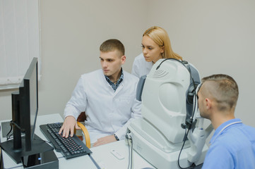 Obraz premium Young beautiful doctor/eye specialist/optometrist in an ophthalmologic clinic