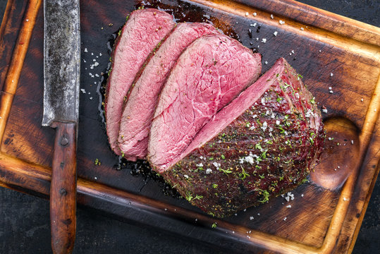 Barbecue Wagyu Chateaubriand Steak aufgeschnitten als close-up auf Schneidebrett