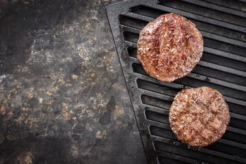Papier Peint photo autocollant Grill / Barbecue Barbecue wagyu Hamburger en vue de dessus sur un grillage avec copie à gauche