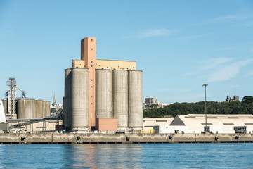 silo à grain au port de commerce de Brest
