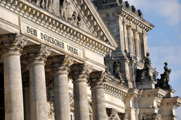 Fototapeta premium Reichstagsgebäude, Reichstag, Deutscher Bundestag, Berlin, Dem Deutschen Volke, Portal, Säulen, Eingang, Bundesrepublik Deutschland, Politik, Parlament, Bundestag,
