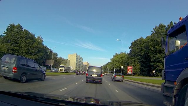 14284_The_dash_cam_footage_of_the_busy_streets.mov