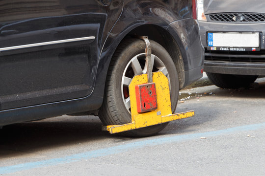 Voiture immobilis&eacute;e par un sabot 