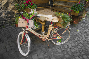 Orvieto - ottobre 2017 - biciletta decorata difronte a un negozio di fiori