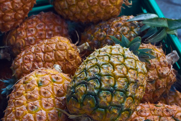 Kiste mit frischen Ananas auf dem Markt in Ponta Delgada