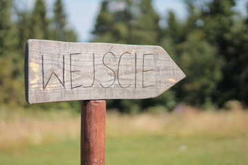 Drewniany znak wejścia © Ewa