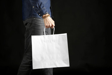 hombre comprando con bolsa de papel