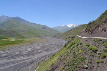 Amplio rio en verano