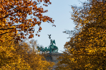Brandenburger Tor (Quadriga) im Herbst