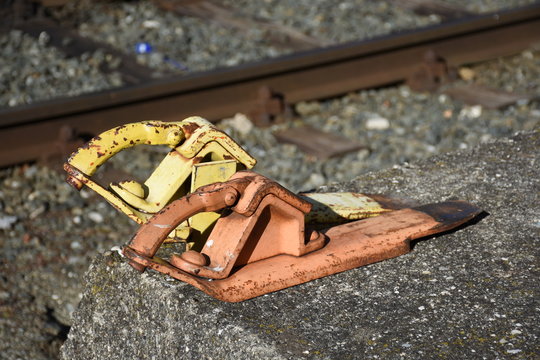 Eisenbahn, Schiene, Gleis, Bremsschuh, Bremsschuhe, Hemmschuh, Schotter, Standardhemmschuh, Bremse, bremsen, Sicherheit, Reibung