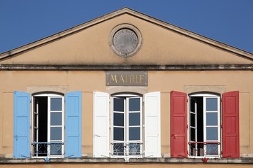 Mairie avec volets bleu blanc rouge 