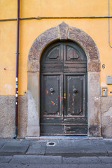 Porta in legno rovinata, ingresso vecchio palazzo