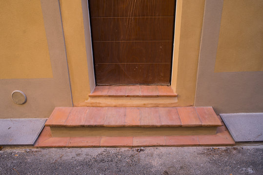 Ingresso casa restaurata, porta legno e nuovi scalini in cotto