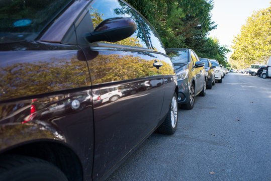 Posteggio auto, parcheggio, automobili parcheggiate