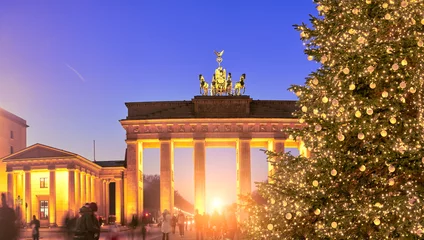 Selbstklebende Fototapeten Panoramabild des Weihnachtsbaums am Brandenburger Tor in Berlin © tilialucida