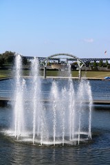 Fototapeta premium 青空と噴水の水しぶき
