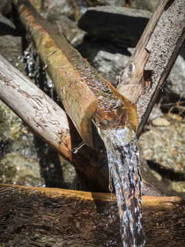 Water pipe in wood with collecting basin_vertical