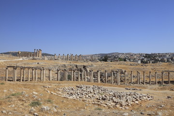 Fototapeta na wymiar ジェラシュ遺跡の南列柱道路とアルテミス神殿