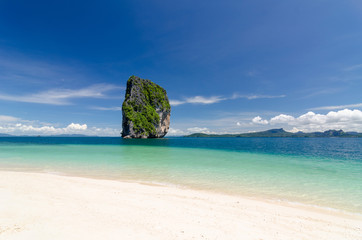Obraz premium Beautiful sunny day at Koh Porda in Krabi, Thailand