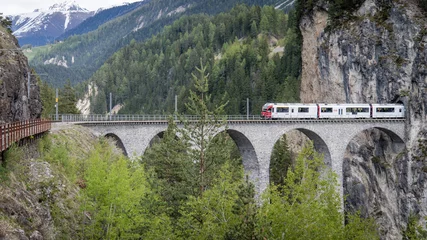 Photo sur Plexiglas Viaduc de Landwasser Train de glacier sur le pont de viaduc de landwasser, Suisse