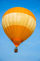 Obraz premium colorful hot air balloons ,. Composition of nature and blue sky background at Ayutthaya , thailand