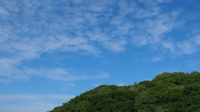 平凡な山と空