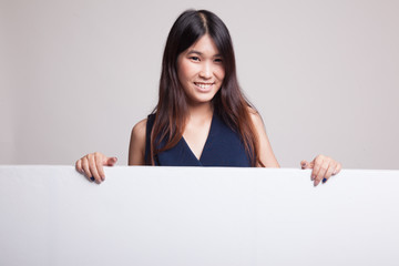 Naklejka premium Young Asian woman with blank sign.