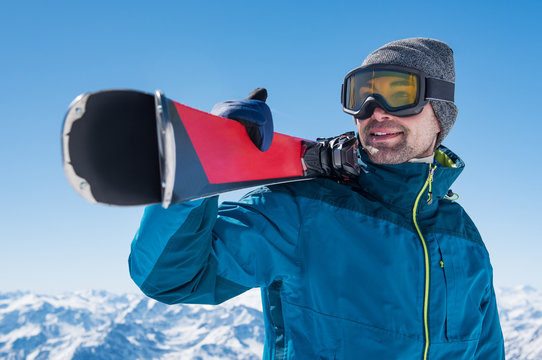 Man holding ski