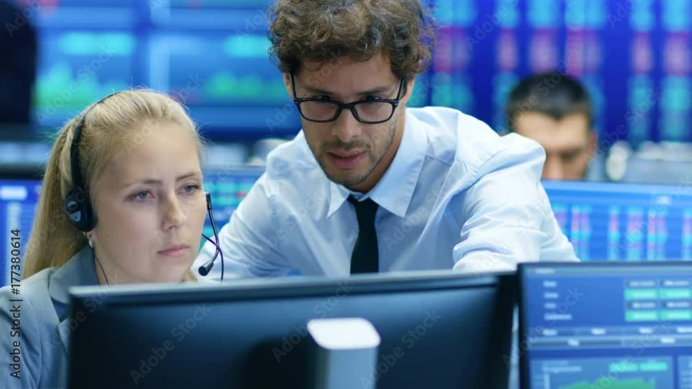 Aufkleber experienced stock exchange trader teaches his apprentice at her workstation. multi-ethnic team at st