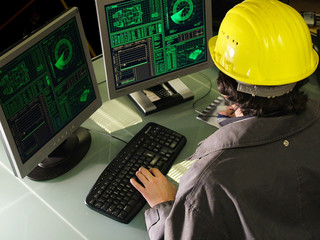 Engineer working at the computer - 177381238