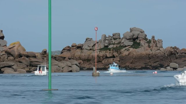 Retour de p&ecirc;che vers le port de Ploumanach en Bretagne