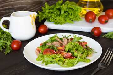 Salad with tuna and mustard dressing